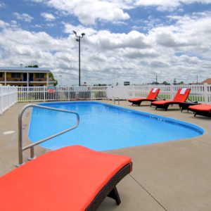 Outdoor pool in clinton mo - Westbridge inn and suites clinton mo